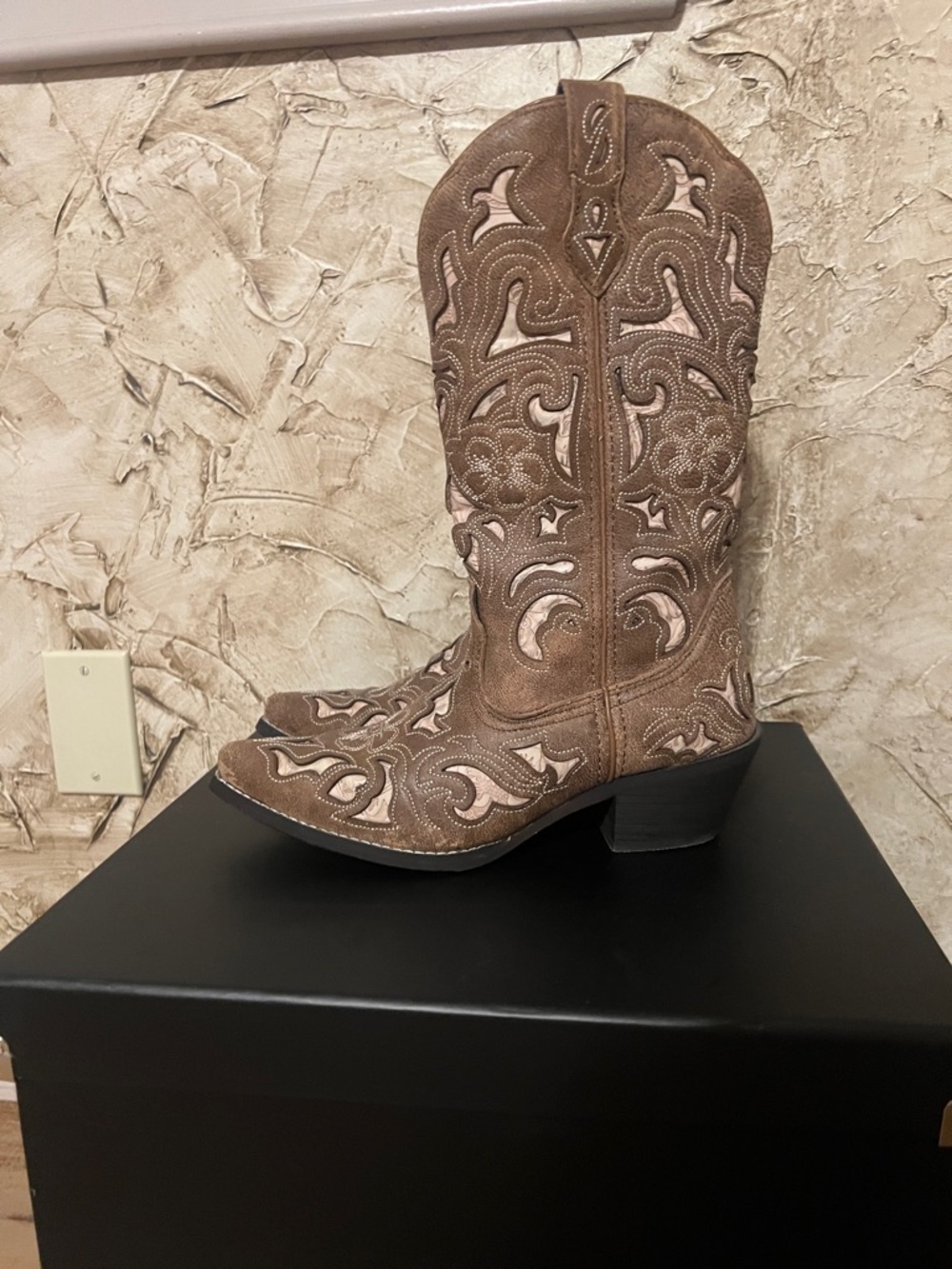 Laredo Brown Embroidered Western Boots. - Picture 3 of 8